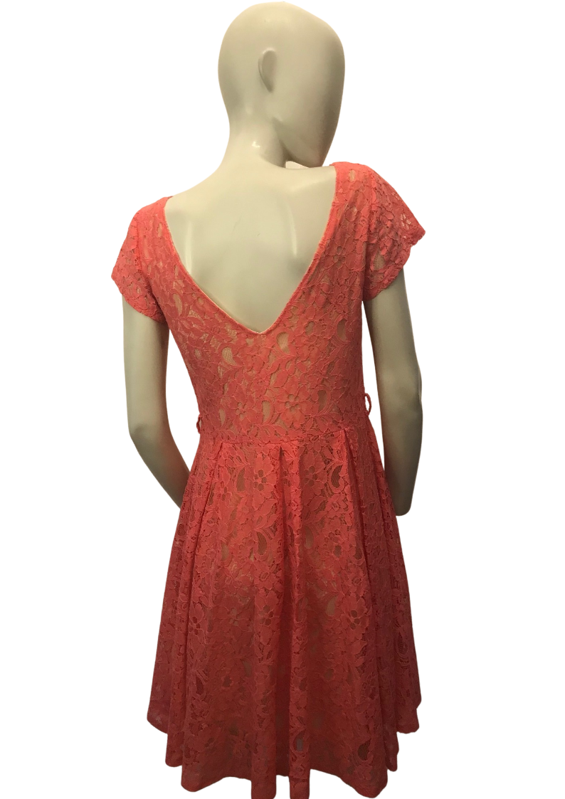 Robe en dentelle corail Taille 40