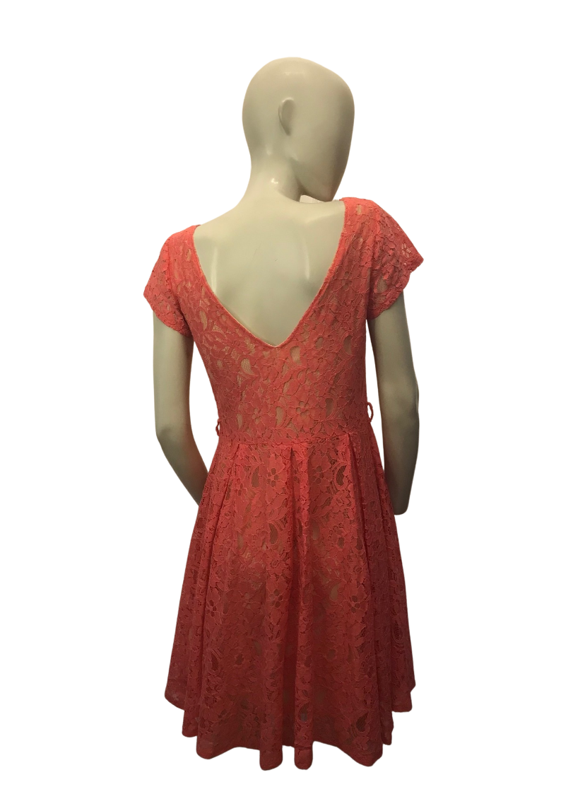 Robe en dentelle corail Taille 40