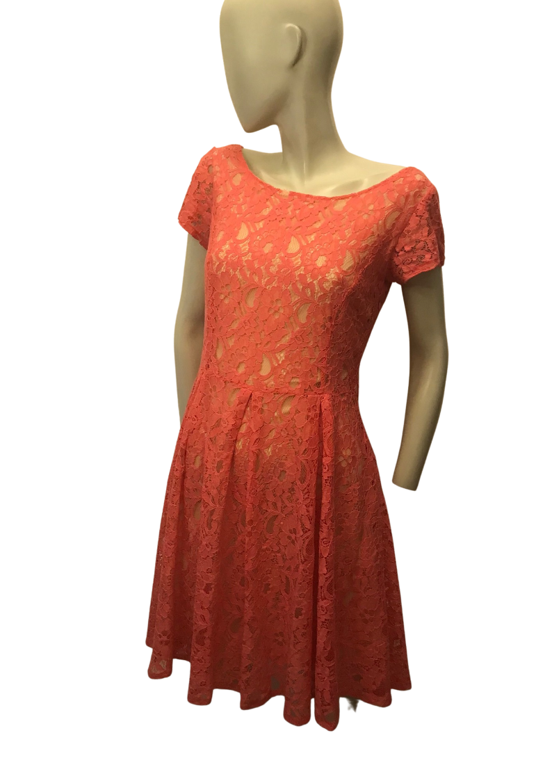 Robe en dentelle corail Taille 40