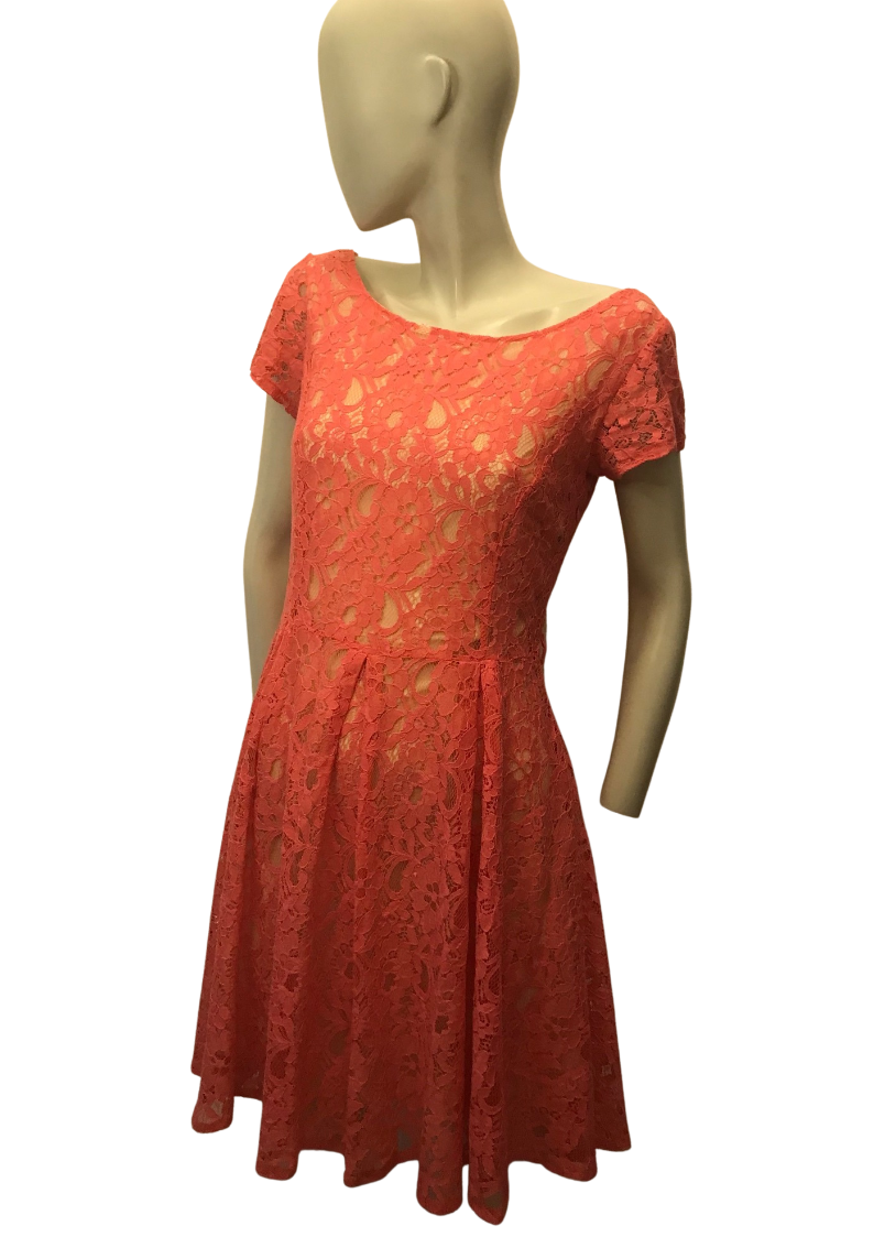 Robe en dentelle corail Taille 40